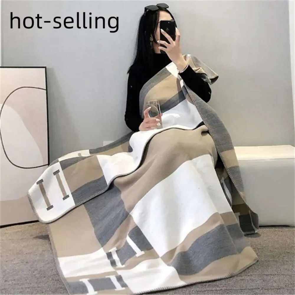 Cashmere Designer Beach Towel Womens Shawl 140*175cm Blankets Luxury Letter Home Travel Throw Summer Air Conditioner Soft Decked Out Comfortale Do Not Fade elastic