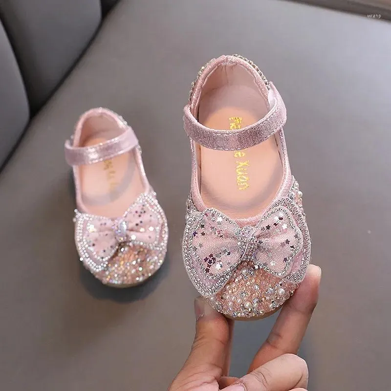 Buty zwykłe 2024 Dziecięce cekiny łuk skórzane dziewczęta Rhinestone Princess Cute Kids Soft Bottom Dance Rozmiar 21-36