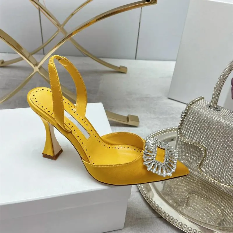 Sandaler sommarkvinnor gul satin kristall bling spänne spetsy tå höga klackar skor för festklänning bekväm muler