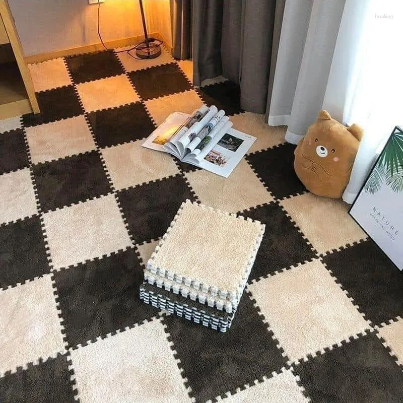 Carpets La chambre domestique est entièrement pavée avec des tapis de sol d'épissage carrés en peluche mousse