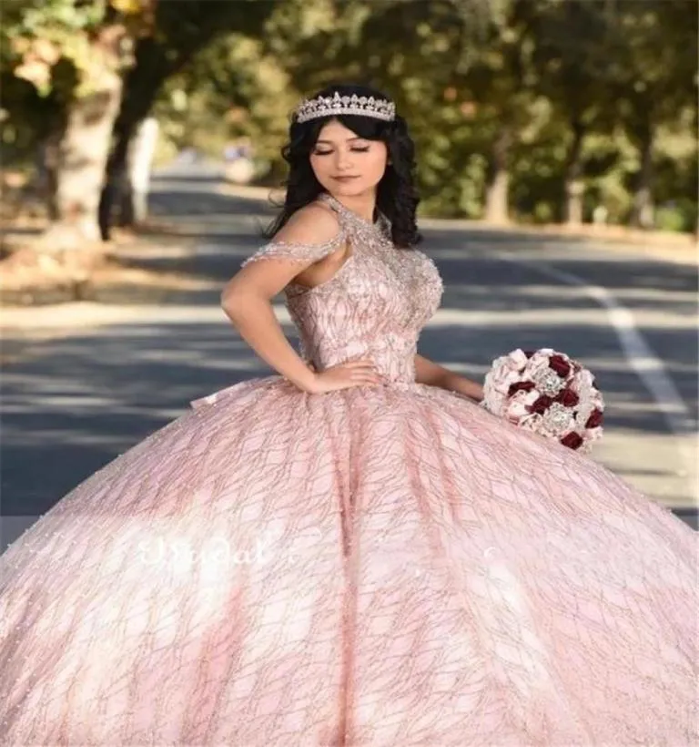 2022 Seksowne Bling Rose Gold Różowe cekinowe koronkowe sukienki Quinceanera Wysoka szyja Kryształowa koralika z ramionami Suknia Ball Vestidos de Dres4394693