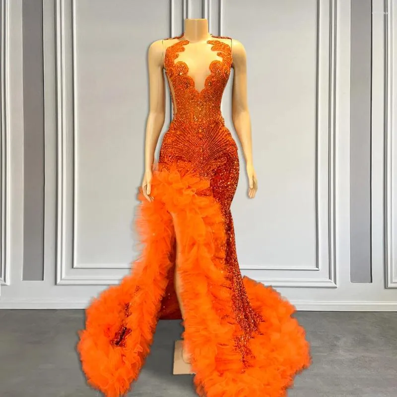 Party Dresses Sparkly paljett Long Prom 2024 High Slit Orange Ruffle Luxury Crystal Beaded Black Girls sjöjungfruklänningar