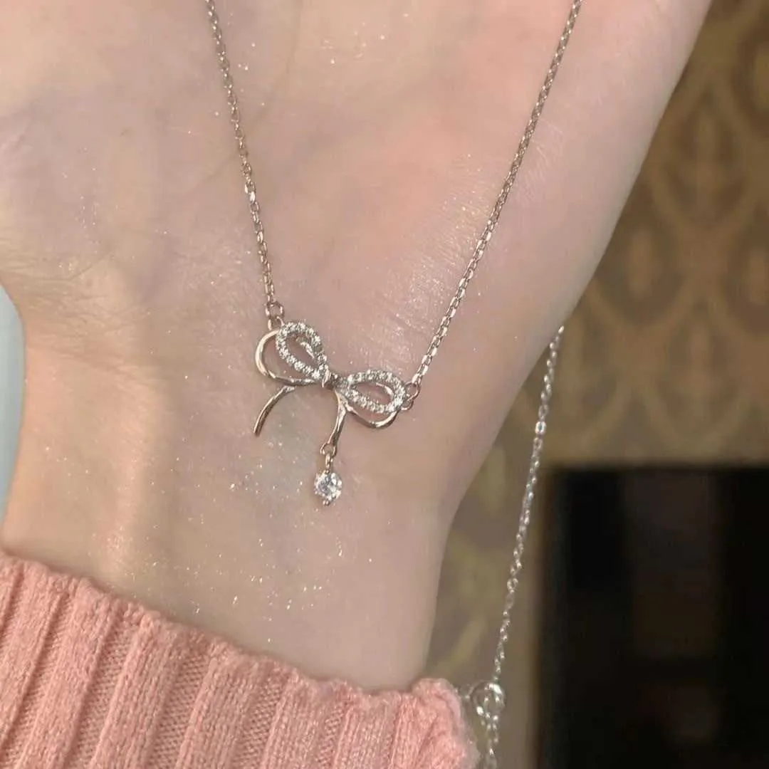 Dubbelskiktad båghalsband för kvinnor i nischdesign mångsidig droppe Tassel Hollkedjedunge för flickvän för flickvän