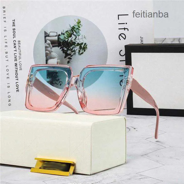 Дизайнерские солнцезащитные очки для женщин 2023 Женщины Современные стильные квадратные рамки Прозрачные голубые розовые градиент простота выделяет сладкий темперамент пляжного путешествия