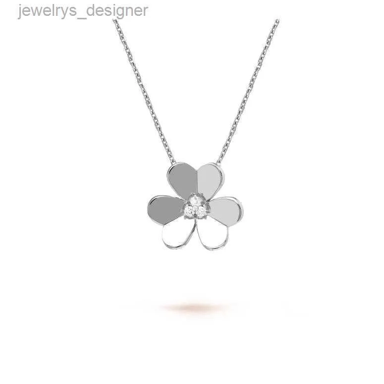 Designer halsband Fourleaf Clover Pendant Female Steel Lucky Grass Saturn Saturn Diamond Halsband Guld för kvinnor Mens Tennis Chain Rose Gold Silvery