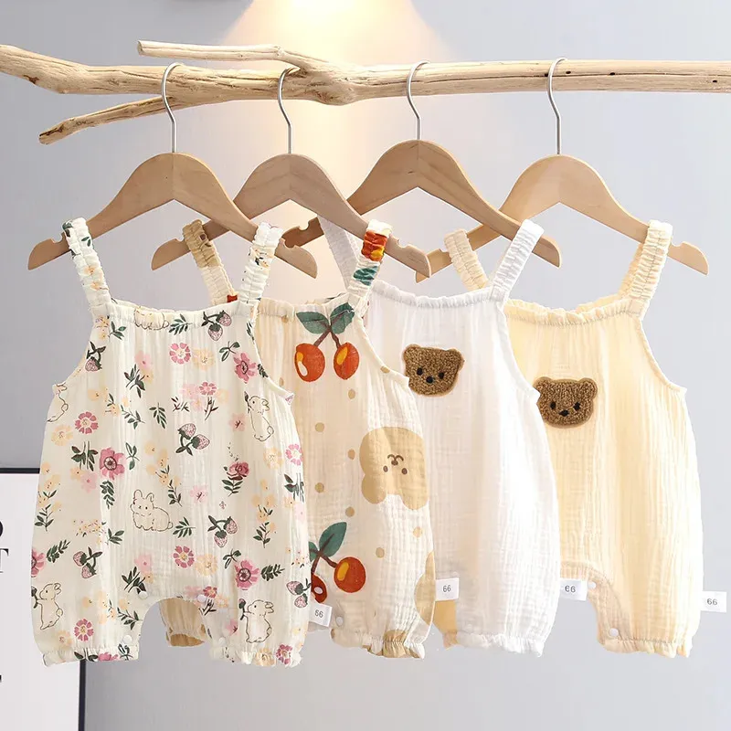 Summer Baby Girls Romper With Hat Cartoon Cherry Bear Jumpsuits Spädbarn ärmlösa Muslinkläder för pojkar Bunny Printed Outfits 240325