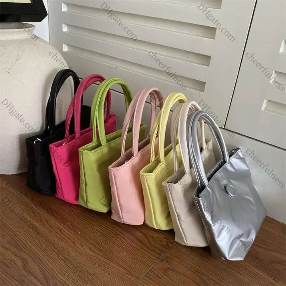 2024 sac à main mini nouveau nylon de style coréen femmes croix d'automne sac carré d'hiver tout match portable sachet de téléphone portable sac clés sac