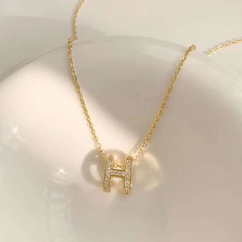 Letter H Hanger ketting, licht en niche -ontwerp, korte sleutelbeenketting, 2024 Nieuwe Instagram Cool Style Accessoires