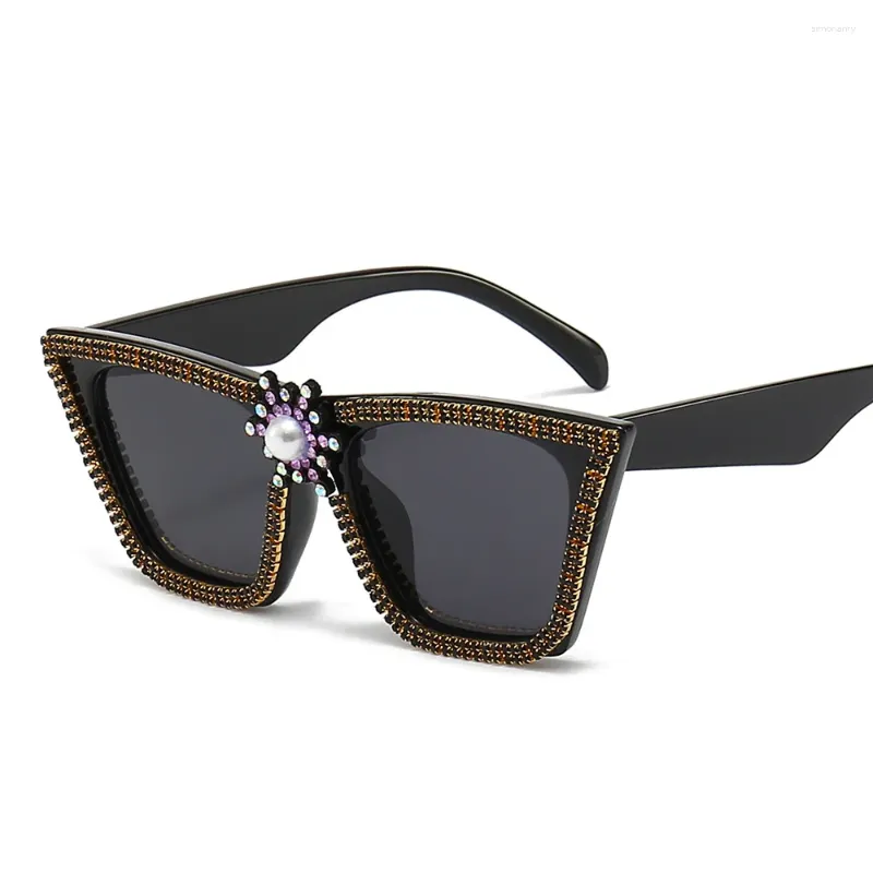 Lunettes de soleil Femmes Rhinestone Cat Eye Men Men de lunettes rétro Vintage UV400 2024