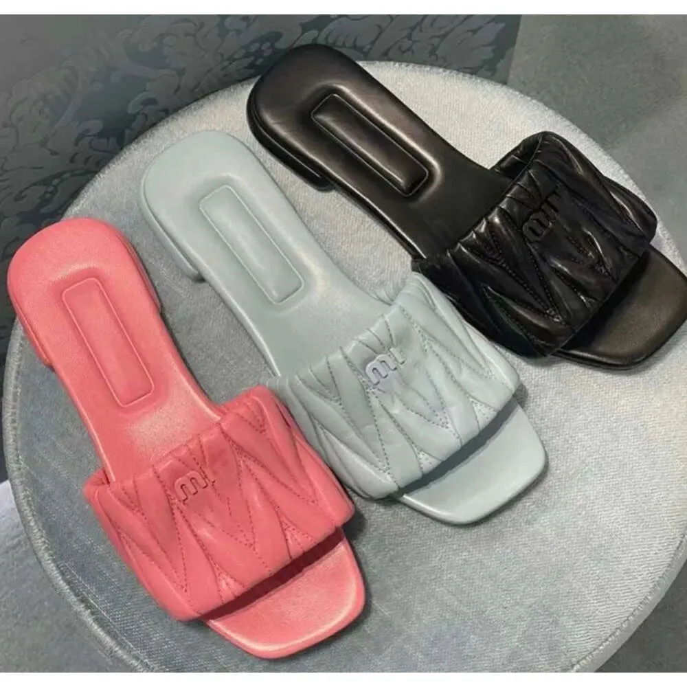 2024 miui femmes pantoufles de créateur sandale sandal fashion tobogine de mode pour femme pantoufle en cuir plat sandale sandale chaussures plage mobile houstilles de curseurs de fond jaunes dhgate