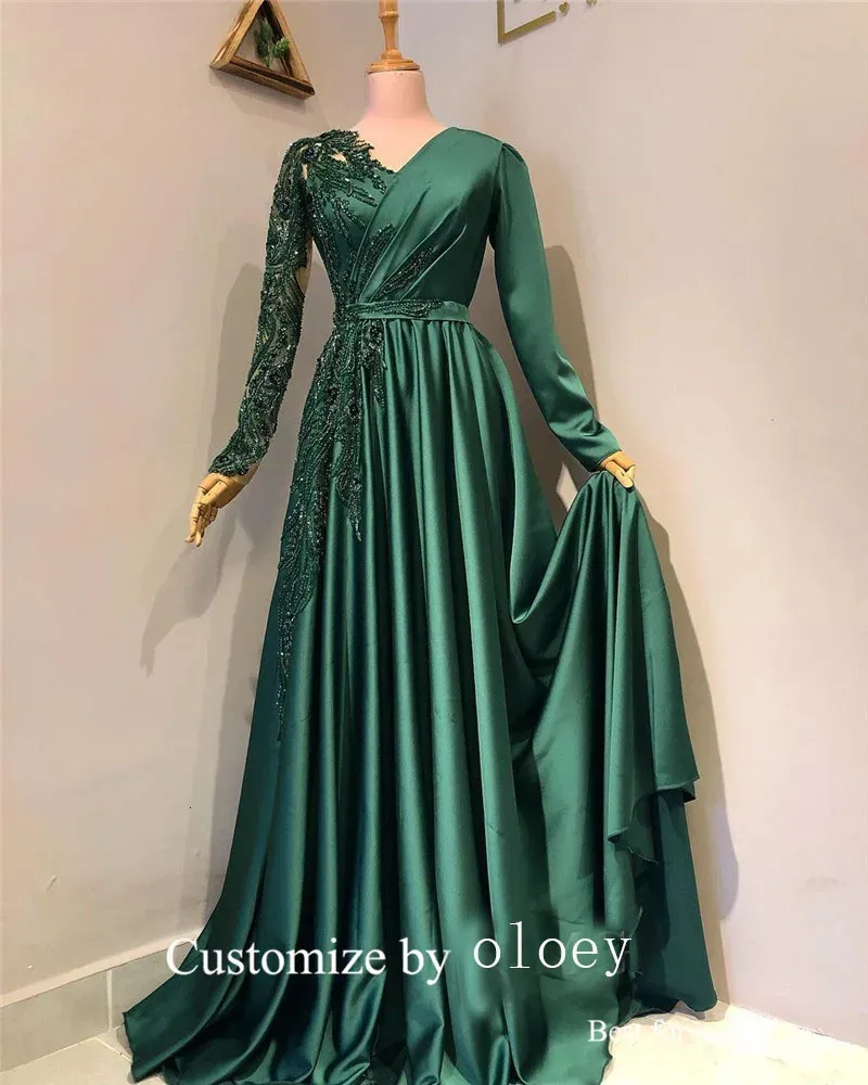 Oloey Emerald Green Satin Dubai Arabiska aftonklänningar Glitter Lace Pleats V Neck Formal Prom Gowns Vestido de Noche 240401