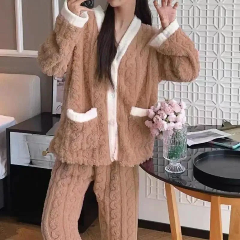 Vêtements de sommeil pour femmes en peluche chauffante en velours lungewear ensemble confortable pour les femmes pyjamas thermiques avec des hauts à manches longues à col en V