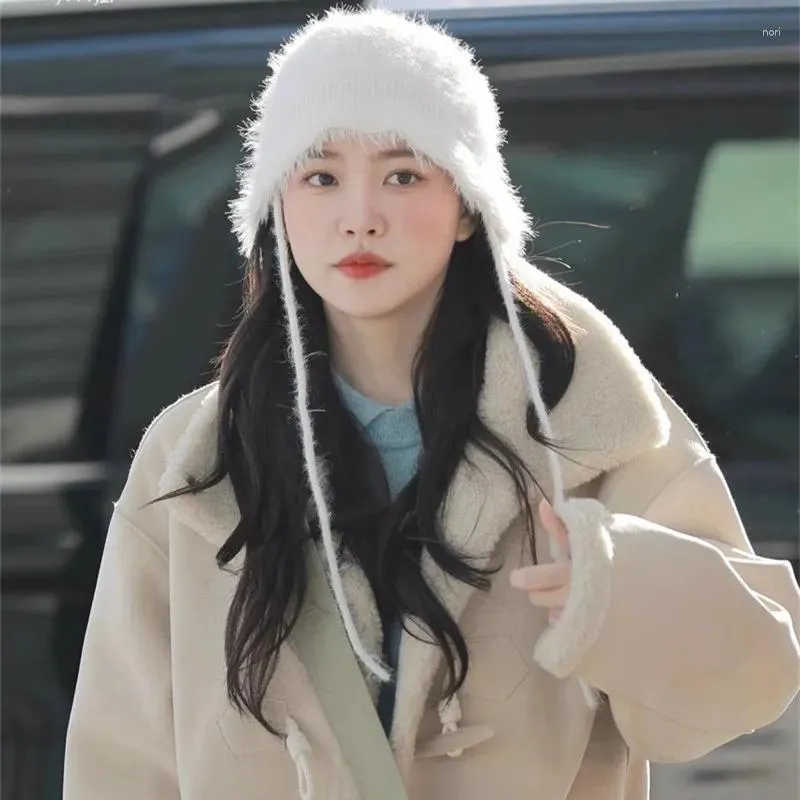 Berets Kpop Stars Yeri der gleiche weiße flauschige Hut süßer süßes Plüsch -Ohrschutz gestrickt Wollfans Kollektion Geschenke Star Stern