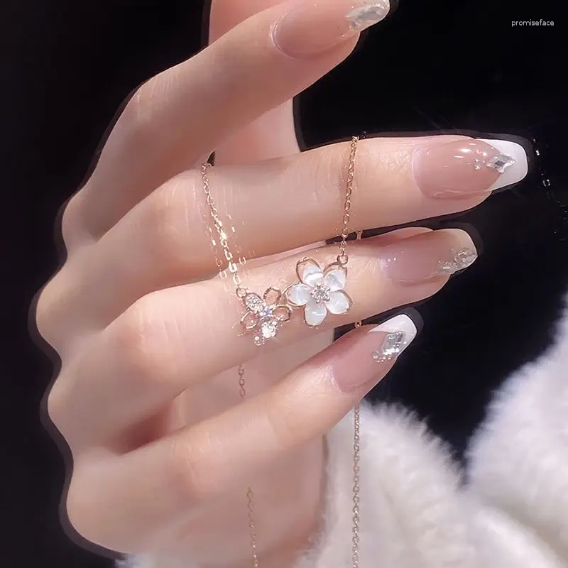 Kedjor Gioio Titanium Steel Necklace Cherry Blossom för kvinnor Ins Light Luxury Minority Simple All-Match Flower Pendant Chain