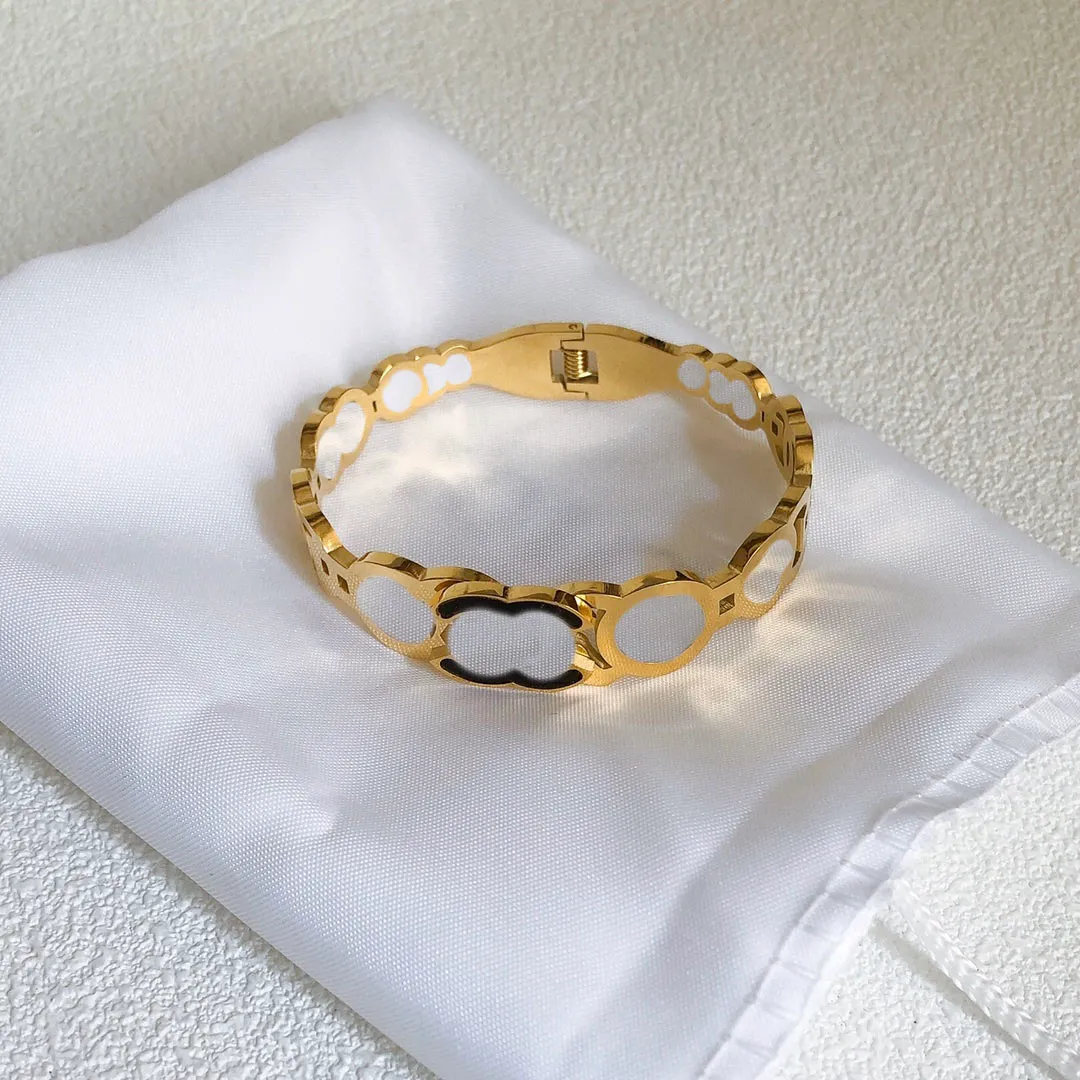 Hochwertige luxuriöse goldplatte Armbanddesigner-Designs Charming Armband Geschenke für Frauen Neues modisches Luxusarmband mit Kasten exquisite Geschenke