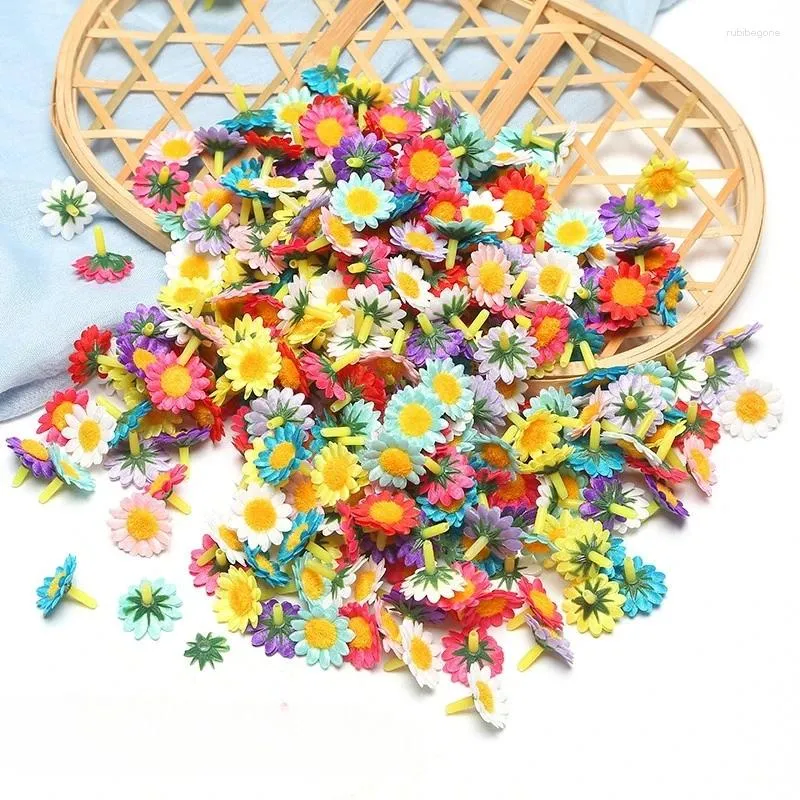 Fleurs décoratives 50 pcs / sac 4cm mélange en soie tournesol floraison artificielle à la maison décoration accessoires de scrapbooking accessoires couronne de bricolage faux