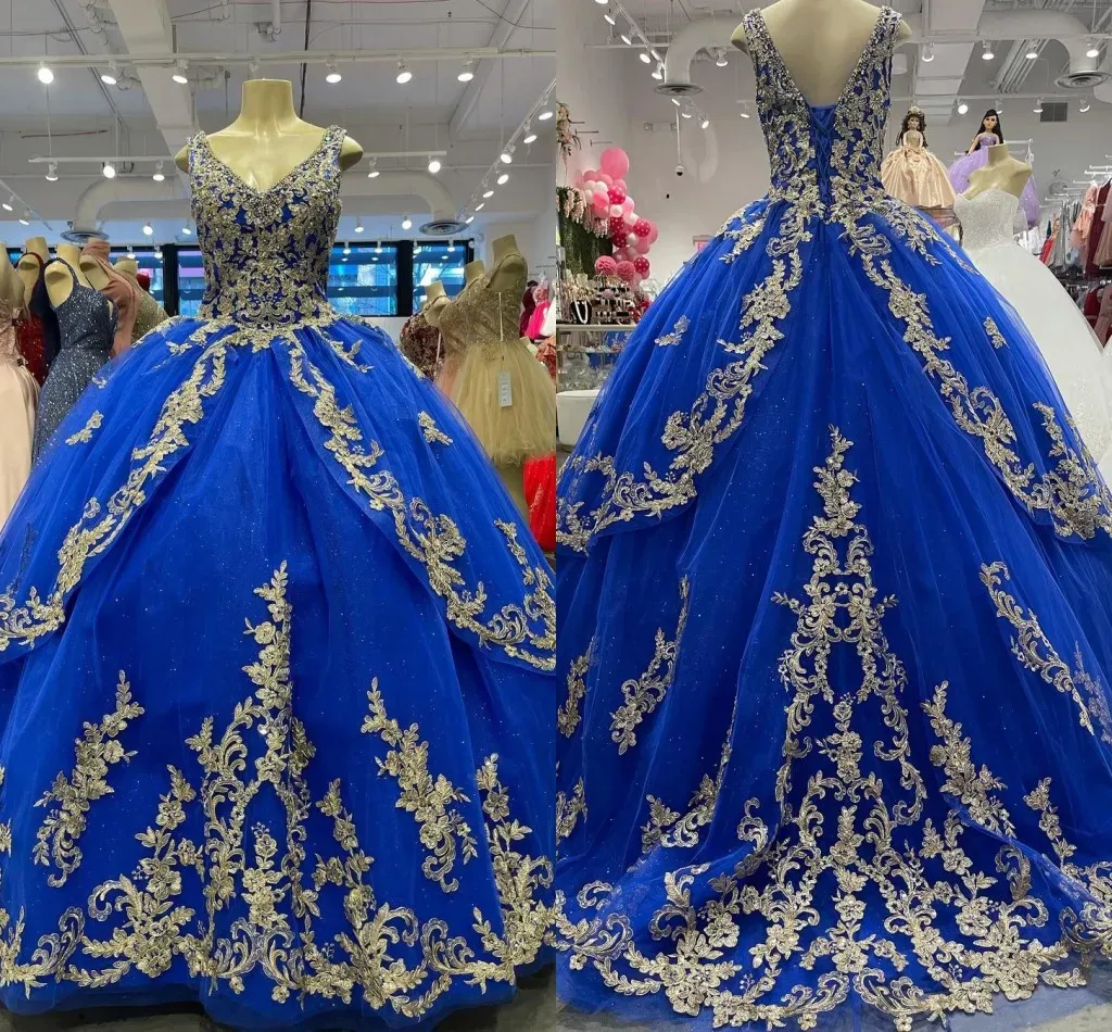 Klänningar 2022 Royal Blue Gold Quinceanera klänningar Vneck Applique Lace Pärled Corset Back Princess Sweet 16 Dress Adults Womens Prom