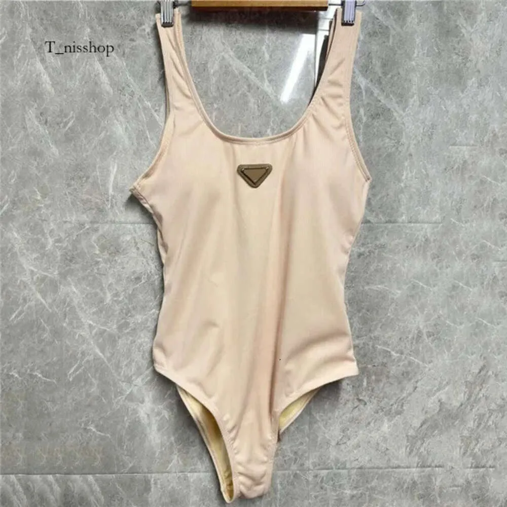 Metalen badge zwempakken vrouwen ontwerper bodysuits bikini sexy backless one stuk zwemkleding zomers vakantie strand dragen 620