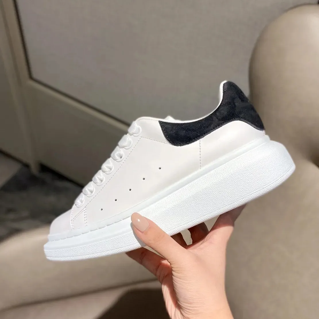 Designer Alexandrries Chaussures extérieures Chaussures femme en cuir McQuensies Lace Up Men Fashion Plateforme surdimensionnée Sneakers surdimensionnés blanc noir Velvet en daim