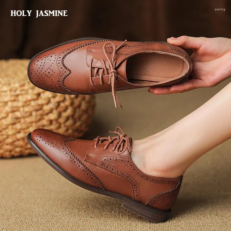 Kledingschoenen vrouwen oxford lage hak 2024 lente voor vrouw echte lederen brogues vintage veter omhoog loafers casual zwart bruin meisjes