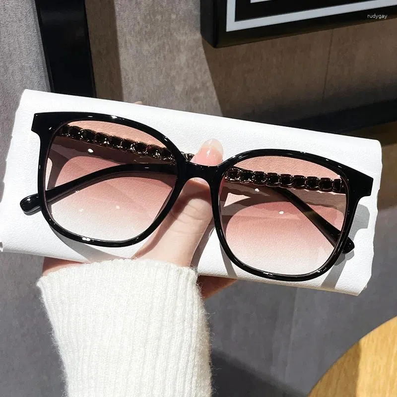 Lunettes de soleil Frames 2024 à la mode petits pare-brise parfumés chaînes de jambe de jambe de femme à la mode pour femmes