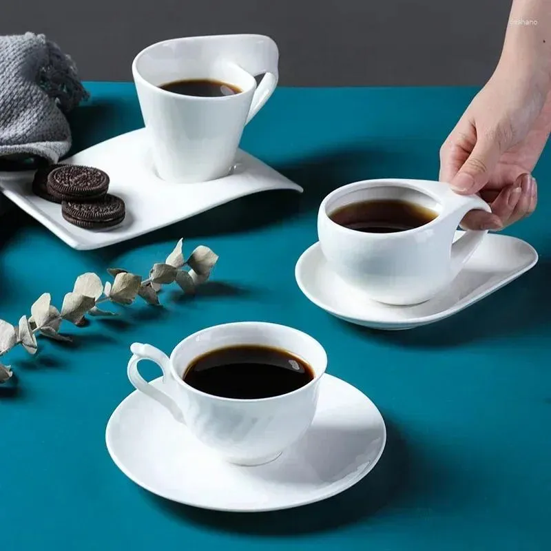Muggar europeiska keramiska mugg espresso kaffekopp med sked skål västerländsk restaurang el kök leveranser dricksredskap