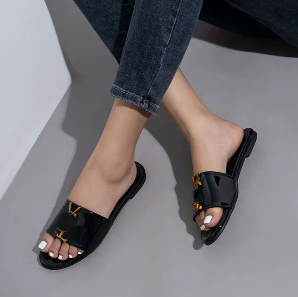Luxo Sandálias de slides metálicos Designer lâminas de slipers Sapateiros de feminino de verão Moda de chinelos planos largos para mulheres com tamanho de caixa 37-42 Sapatos de moda 32566