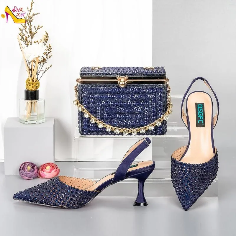 Kleiderschuhe Italienische Modedesign Marine Blue Diamond Kette Volltasche und spitze High Heels Adlige großzügige Dekoration