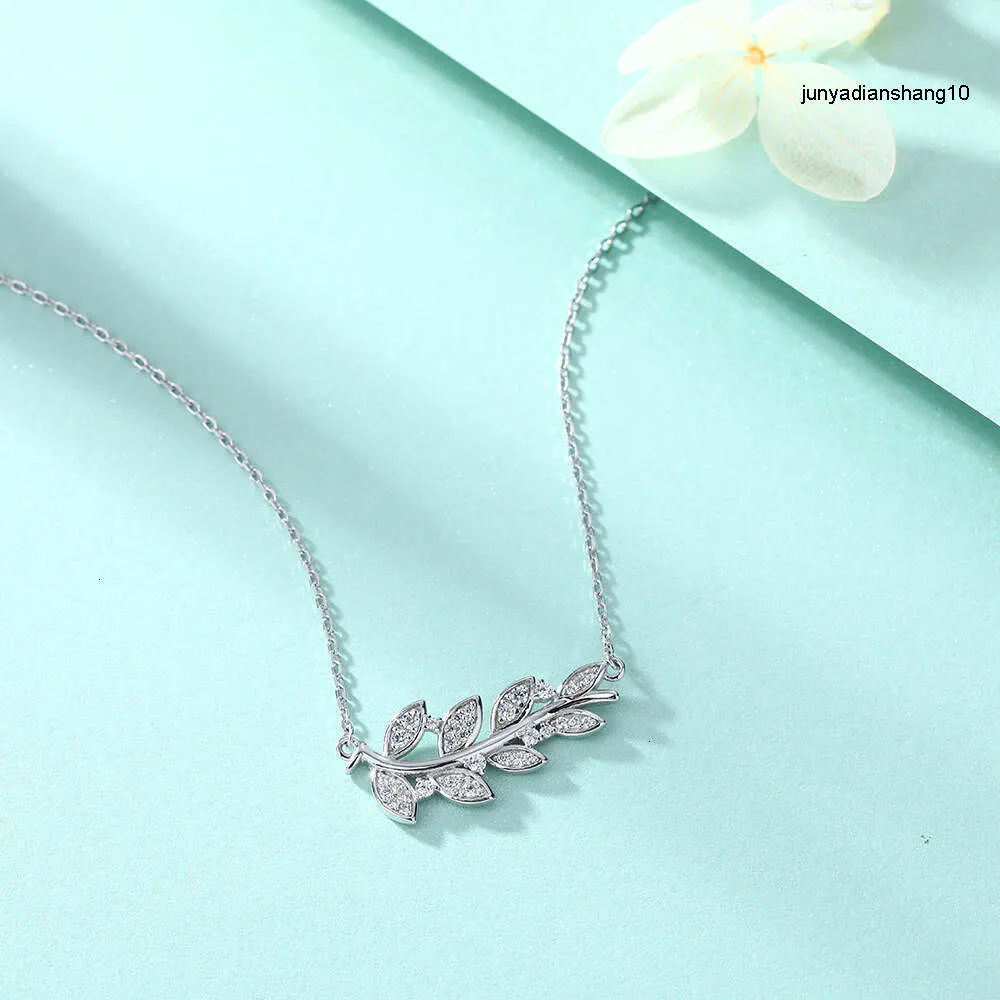 New Silver Diamond Zircon Leaf Necklace with Female Crowd Design Collar Chain