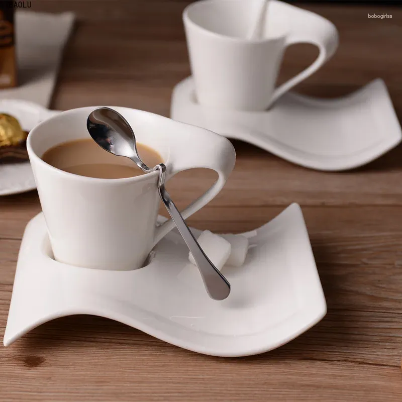 Koppar Saucers Creative Wavy Ceramic Fancy Coffee Cup and Saucer Set European Small Luxury Par 200 Ml