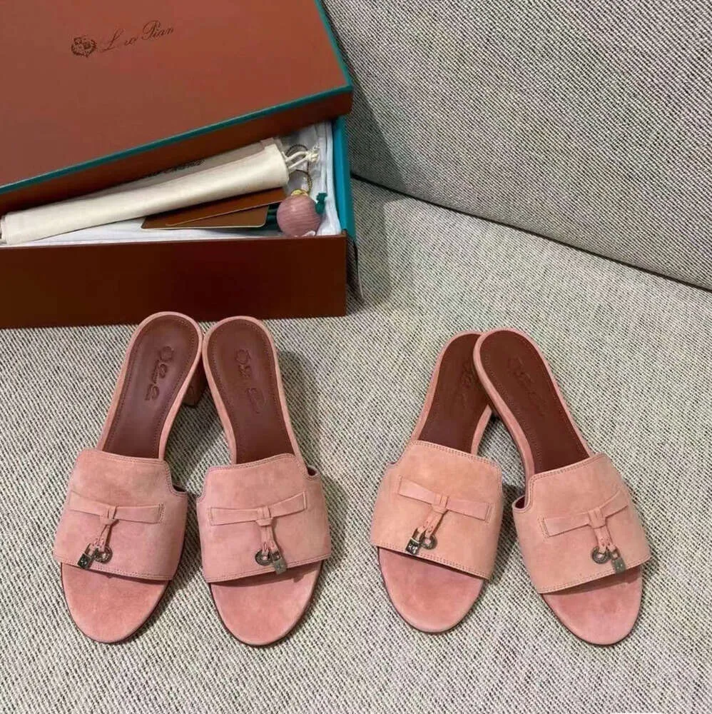 Designer Slippers Sandal Loro Mule 2024 Nouvelles Pianas Summer Casual Chores Suede en cuir Sexy Femles Slides Loafer Charme Sunny Outdoors Place Sliders Gift Taille 35-40 W365