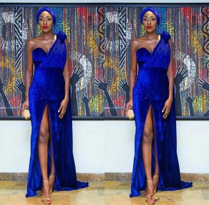Royal Blue 2019 Elegant One Shoulder Velvet Mermaid Nigeria Evening Dresses Sexig handgjorda blommor Front Split Arabiska formella prom DR6891901