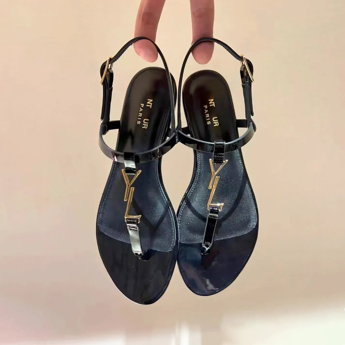 Luxury Slipper Cassandra Flip Flops Gold Logo Sandal Shoe intérieure Summer Travel Flat Randonnée Chaussures Femme Mule Designer Sandale Méns Slide Top Quality Sliders Lady Loafer
