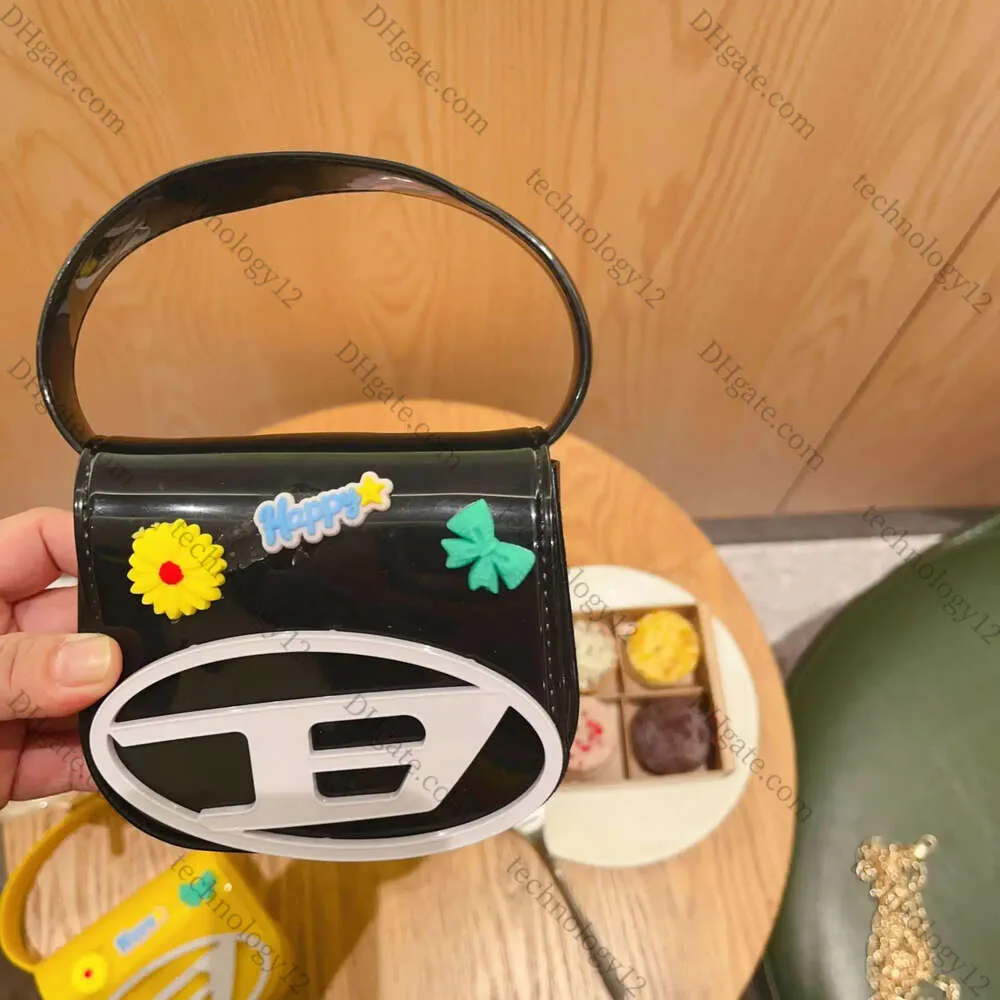 2024 Дизайнер бренда ПВХ женская макияжная сумка милая сумка для хранения маленькая седло девочки сумочка