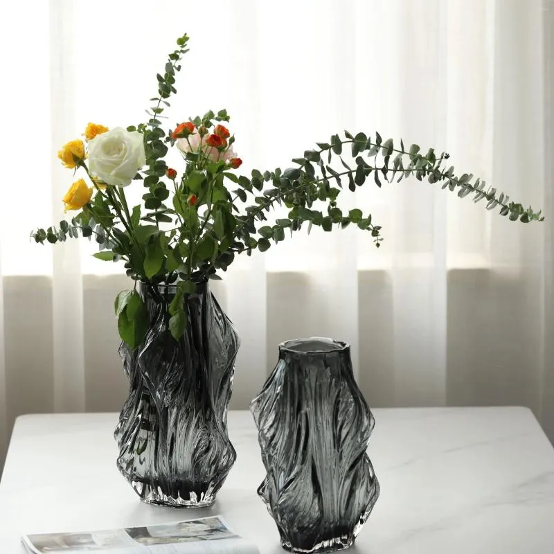 Vases soufflées arrangement de floraison en verre de verre épais gris transparent irrégulier et décoration du ménage clair simple