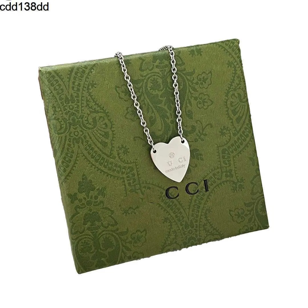 Brand Heart Pendant Necklace DesignFor Women Silver Necklaces Vintage Design Gift Long Chain Love Couple Family Jewelry Necklace Celtic Style Letter Chain