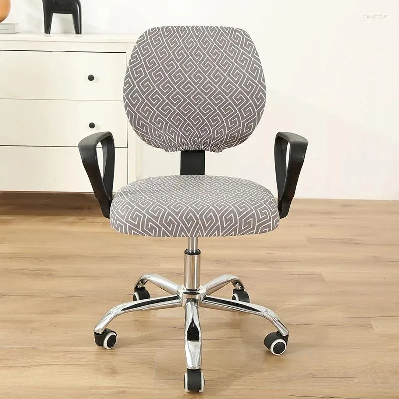 Krzesło obejmują geometryczne druk komputerowy komputer podzielony na zdejmowany elastyczny wystrój spandeksu