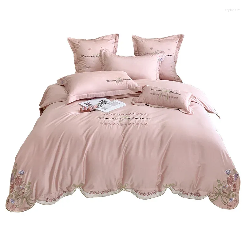 Set di biancheria da letto in pizzo ricamato a letto di lusso rosa di lusso Kingsize American Pastoral Duvetcovers Set di fogli di letto Set Modello Camera Cotone Lettiera doppia