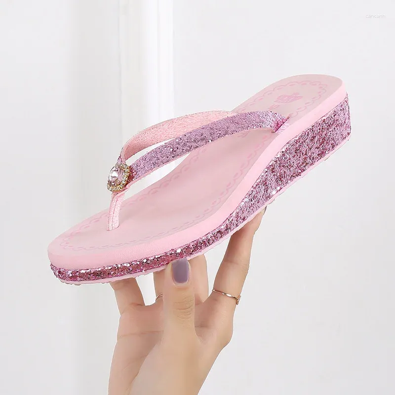 Slippers op een wig house platform Med Glitter Slides Vrouwelijke schoenen Rubber slippers Fashion Lady Jelly 2024 Zomer Hawaiian Lux