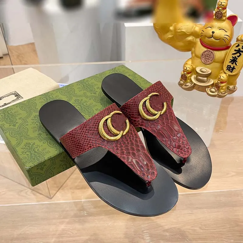 designerskie płaskie sandały metalowy pasek czarny patent skórzany hołd