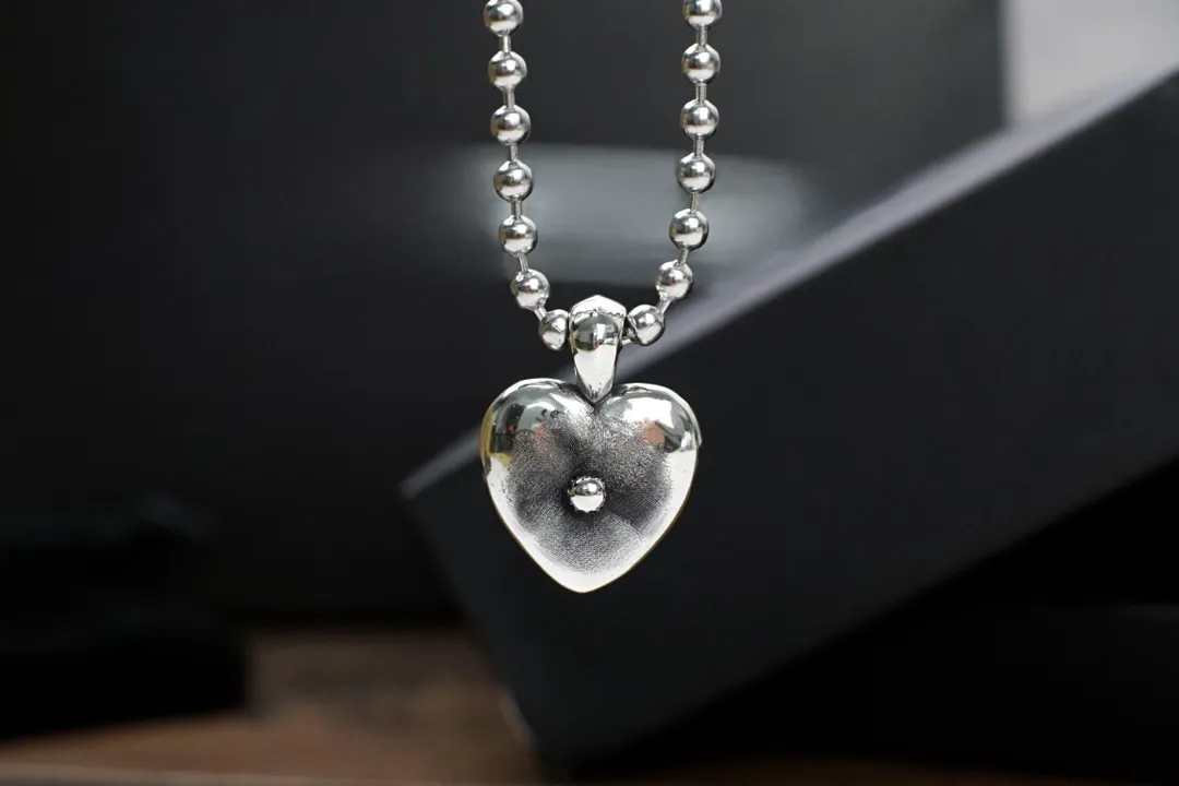 Högkvalitativ kromhalsband hjärtformad korsblommor graverad hänge halsband hiphop nisch design retro personlighet modedesigner smycken gåva grossist