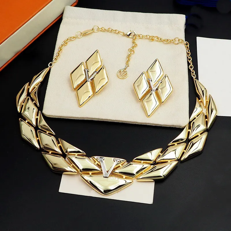 Europa America Fashion Style -Schmucksets Lady Women Messing Inlay gegen Buchstaben Rhombus plattiert Gold Go14 Wide Halskette Ohrringe M01460 M01456