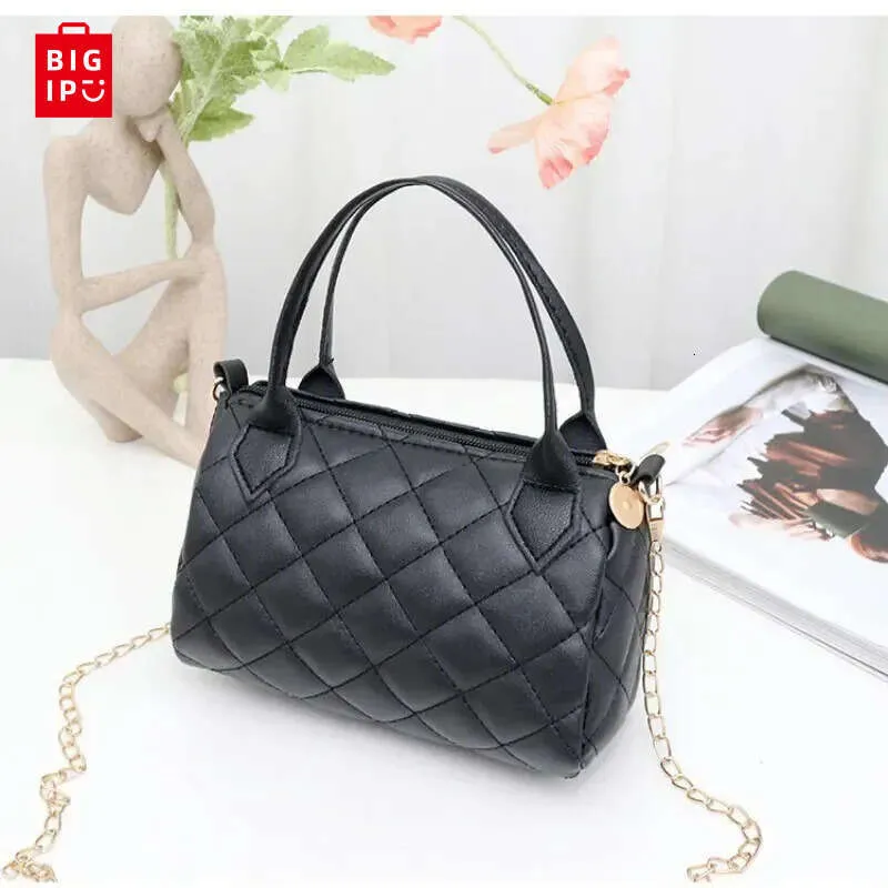Designer purse with chain strap hotsell