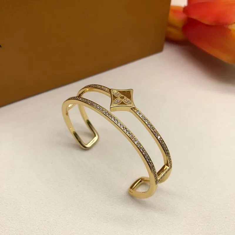 Med låda lyxdesigner Bangle Diamond Flower Armband för kvinnor manschett armband 18k guld titan stål armband smycken valentins dag gåva