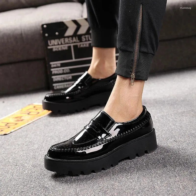 Chaussures décontractées Style British Men's Fashion Party Banquet Robe Patent Le cuir en cuir Slip-on Oxfords Shoe Black Platform Locs Zapatos Hombre