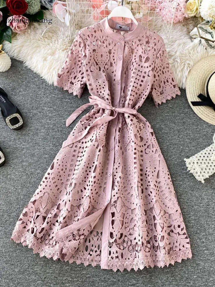 Femmes Robes décontractées Elegant Hollow Out Lace Robe Office Lady Summer Sound Owck Button Up Sashes Midi Femme Chic Short Mancheve DressCasua Casua