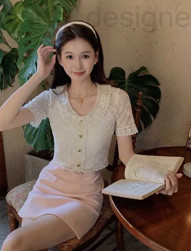 Dames T-shirtontwerper Shenzhen Nanyou High End Miu Home Gentle en Pure Desire Style Pearl-knop Decoratie Abrikozen Flip Neck kort kanten shirt Oyfj