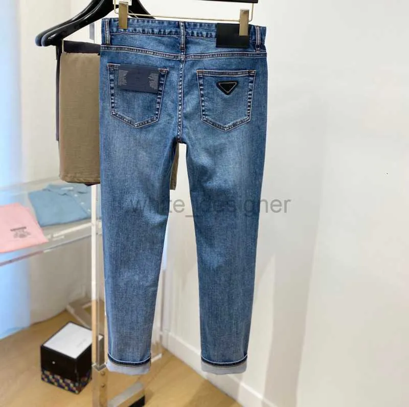 Jeans de créateurs de jeans masculins jeans triangulaires de haute qualité pour un style mince d'été masculin avec quatre côtés élastiques slim small petit pantalon décontracté à la mode