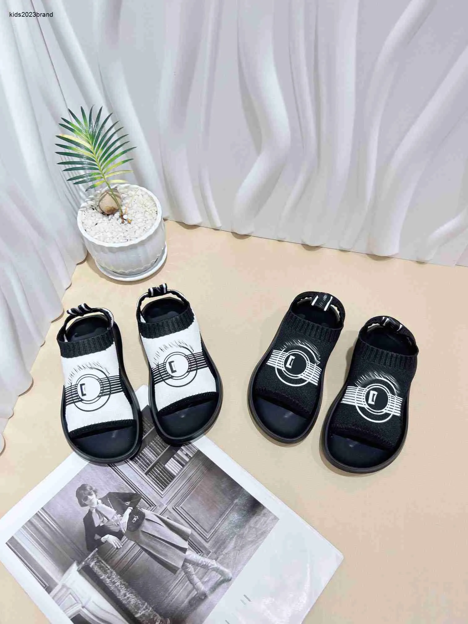 Nya baby sandaler stickade barnskor Kostnadspris Storlek 26-35 Inklusive kartong Summer Comfort Child Slippers 24 April