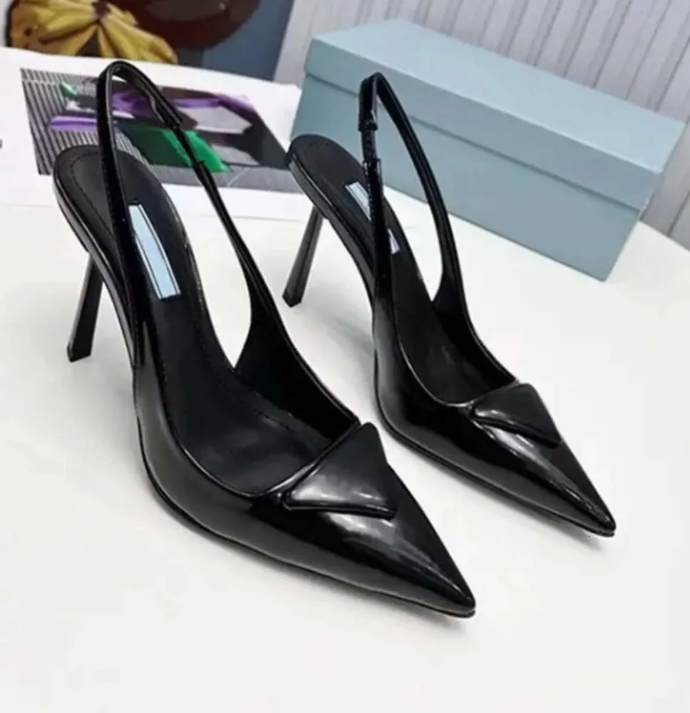 Klänningsskor Lyxvarumärken 2024 Designer Sandal High Heels Low Heel Black Brushed Leather Slingback Pumpar Black White Patent Leathers 35-40 Fashion Shoes 43676